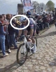 Het Bidon-incident in Parijs – Roubaix met Van der Poel