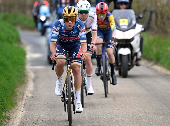 Skjelmose verrassende winnaar Amstel Gold Race. Pogacar en Evenepoel geklopt.
