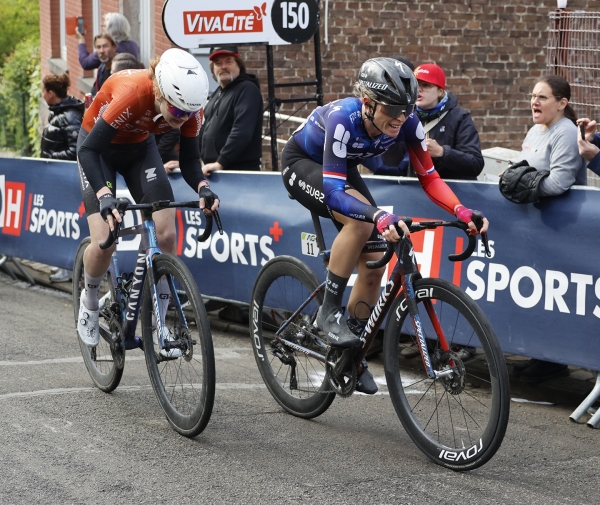 Puck Pieterse wint op fenomenale wijze de Waalse Pijl.