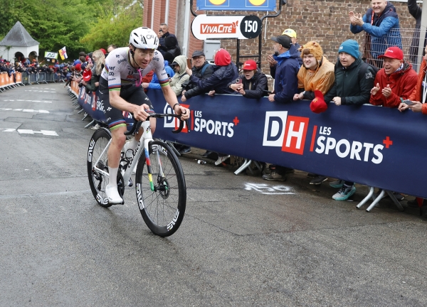 Pogacar wint Waalse Pijl op één been na attack op 500 meter op De Muur