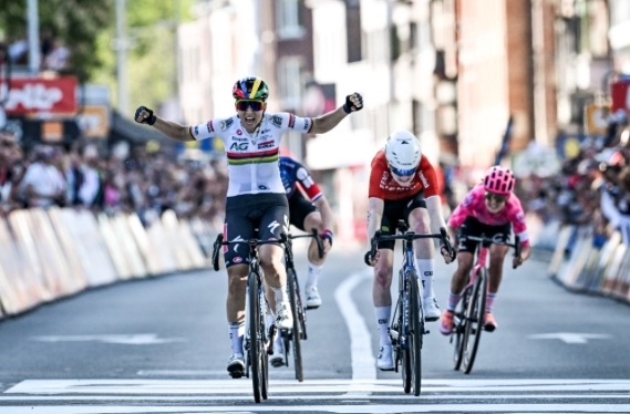 Kim Le Court sprint naar zege in Luik-Bastenaken-Luik