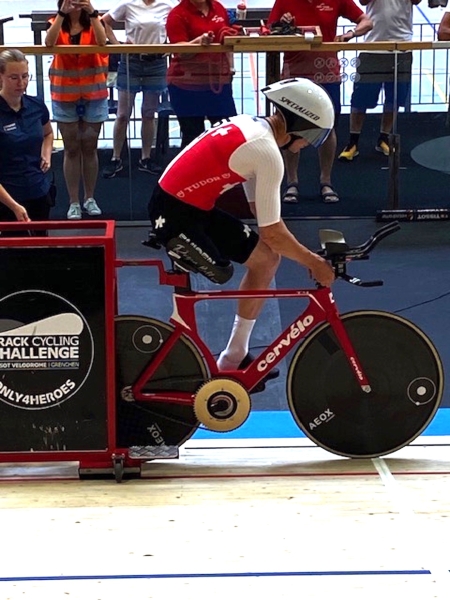 Roger Bolliger, Paracycliste stellt einen Stundenrekord auf im Tissot Velodrome Grenchen