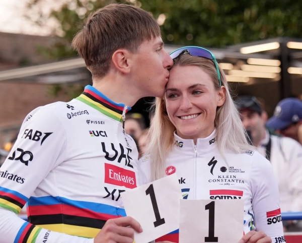 Tadej Pogacar an der Tour de Romandie Féminin ? Ja mit dem Rennvelo !