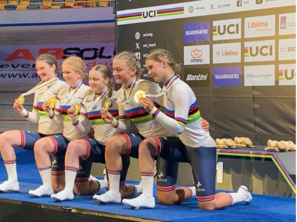 Britsche meisjes veroveren goud in de Teamachtervolging.