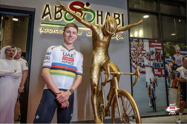 Weltmeister Tadej Pogacar hat eine goldene Statue in Abu Dhabi erhalten