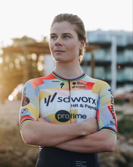 Auch das Damenteam aus den Niederlanden sdworx-protime mit neuem Trikot für 2026