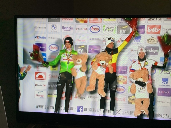 Thibau Nys prolongeert Belgische titel veldrijden.