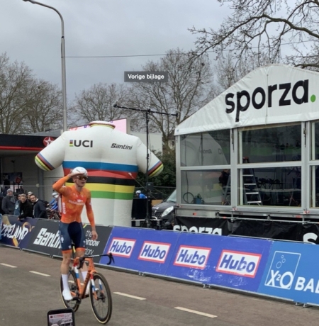 Tibor del Grosso gaat als eerste over de eindstreep in de Mixed Team Relay.