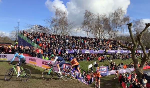 De Belg Aaron Dockx wereldkampioen U23 in Hulst. Keije Solen behaalt brons.