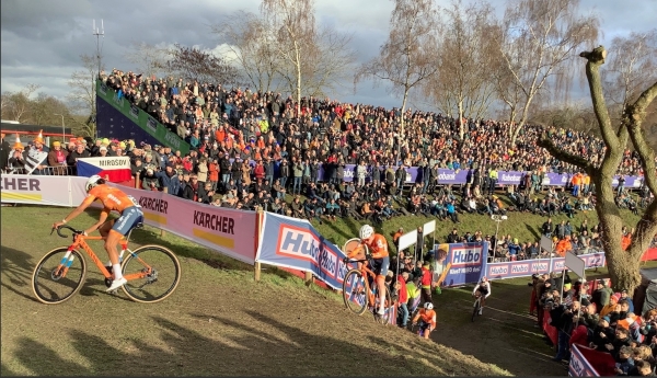 Lucinda Brand voor een tweede wereldtitel bij de Elite vrouwen in Hulst op het WK 2026.