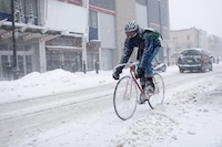 In Südeuropa sind extreme Wetterbedingungen und gefährten die Radrennen