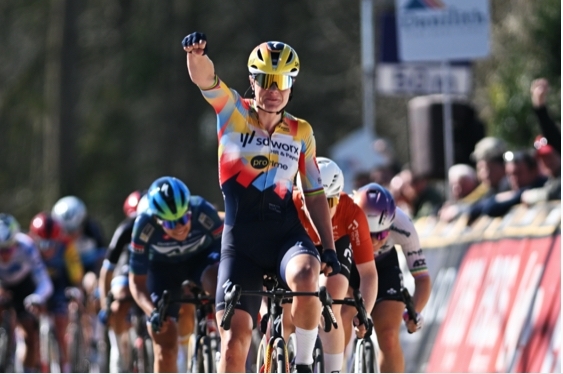 Lotte Kopecky boekt derde zege in Nokere Koerse.