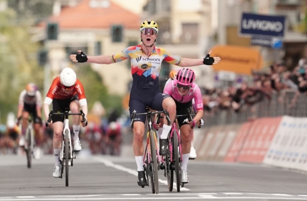 LOTTE KOPECKY zegeviert op de  VIA ROMA