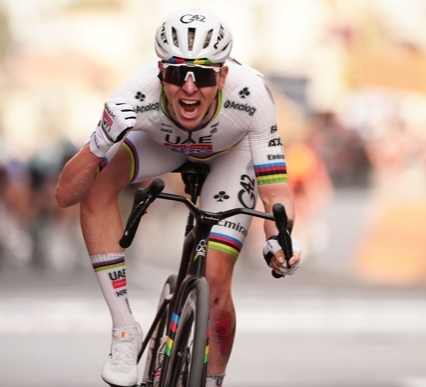 ELFDE ZEGE IN MONUMENT MILAAN - SAN REMO . POGACAR EVENAART DEVLAEMINCK