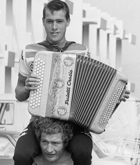 Lucien Van Impe  spielt Akkordeon auf den Schultern von Cyrille Guimard
