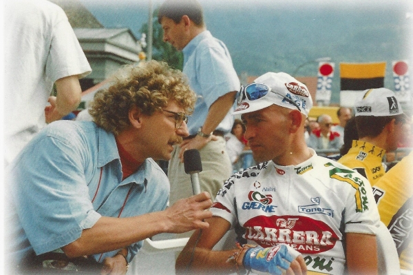Marco Pantani wordt geinterviewd door Heiri Wettstein in de Tour de Suisse in Flums.